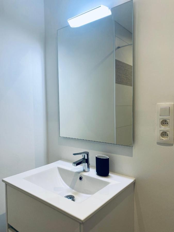 100% Renovated - Quiet Appartment เลียจ ภายนอก รูปภาพ